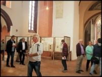 Besucher beim Betrachten der Ausstellung