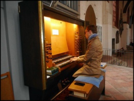 Michael Benecke spielt an der Orgel ein selbst komponiertes Stück